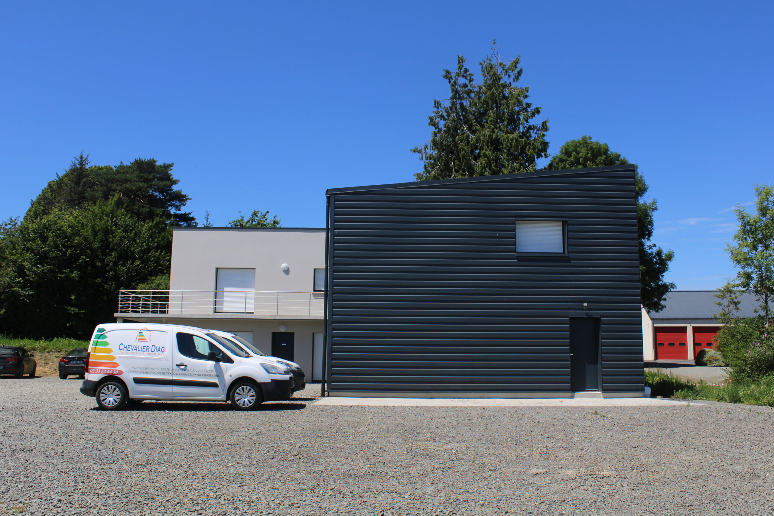 Bâtiment vu de côté à Tessy-sur-Vire