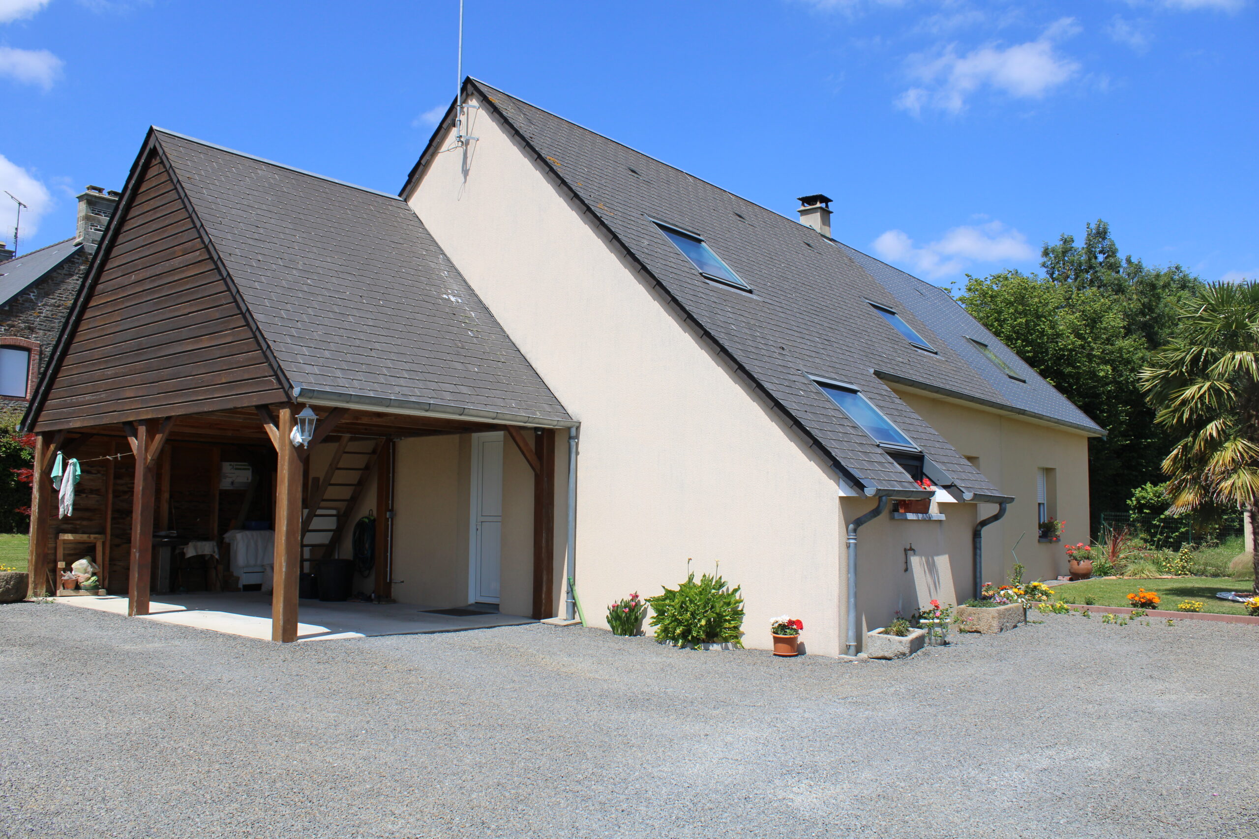 Vue depuis la cour de l'extension à Brécey