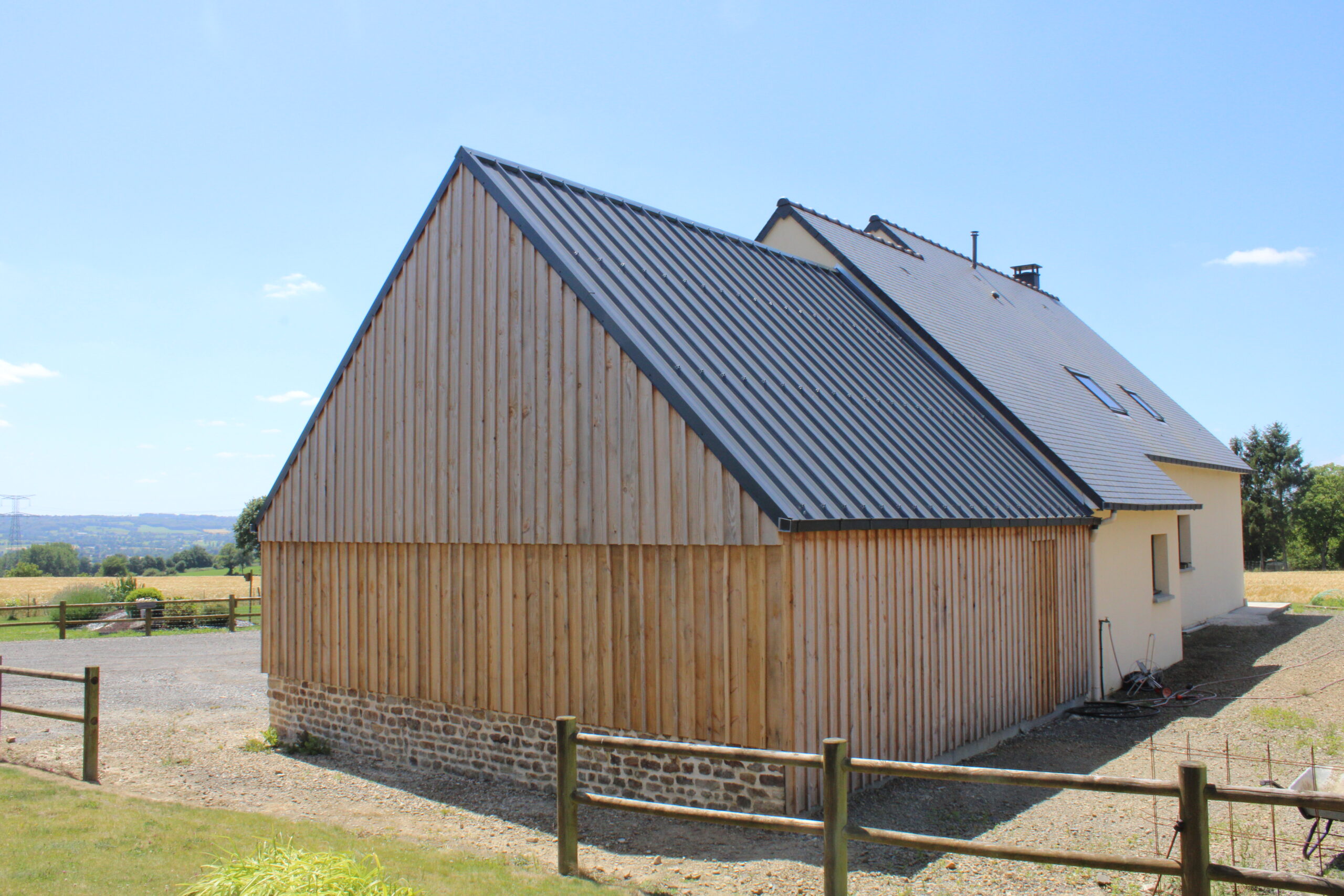 Vue de derrière de l'extension à Saint-Laurent-de-Cuves