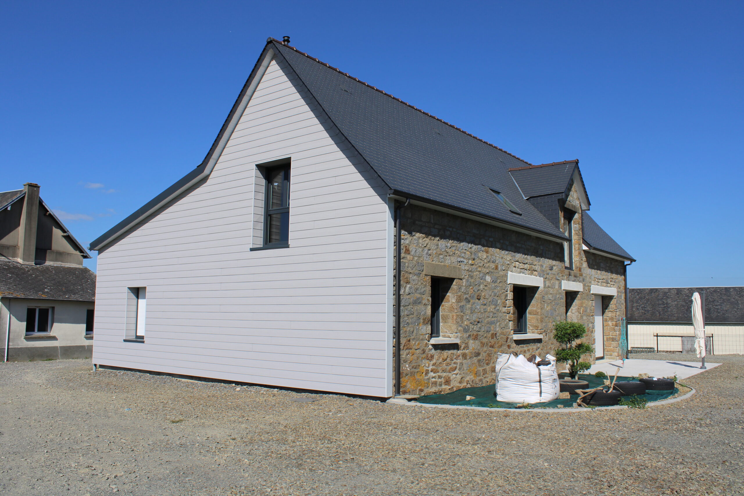 Vue de profil de la maison rénovée à Mesnil-Tôves