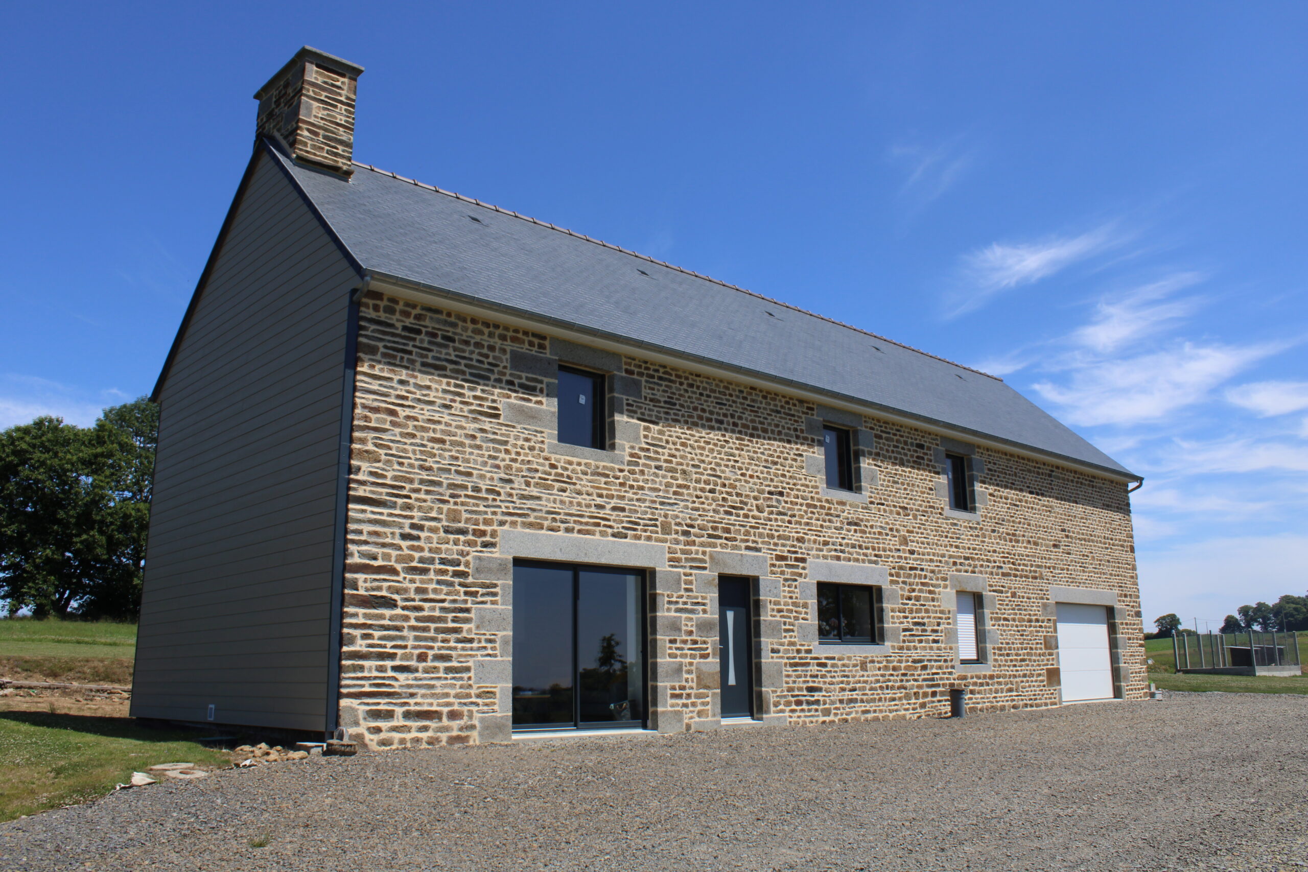 Vue sur la maison rénovée à La Chapelle-Urée