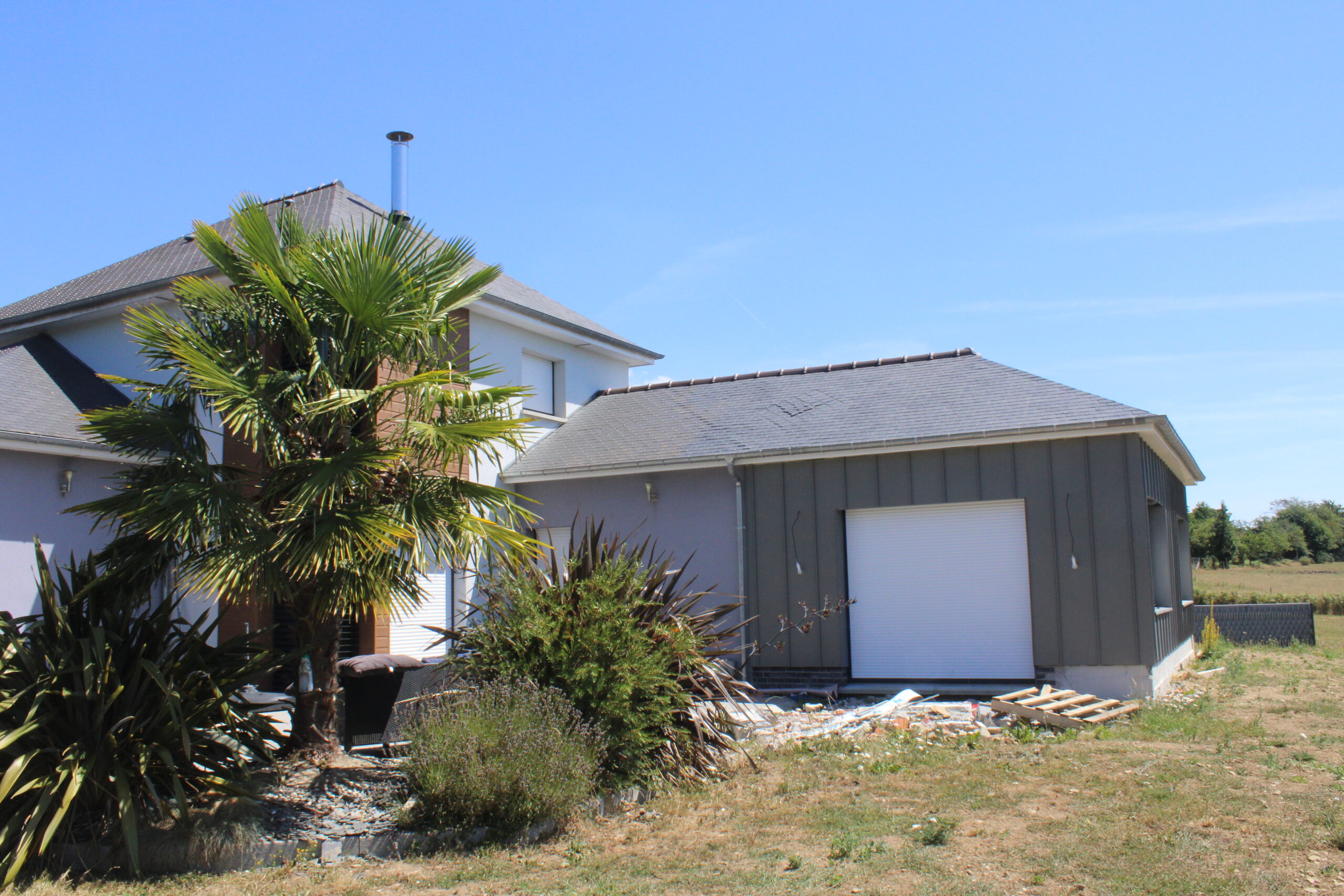 Vue sur l'extension de la maison à Saint-Pois