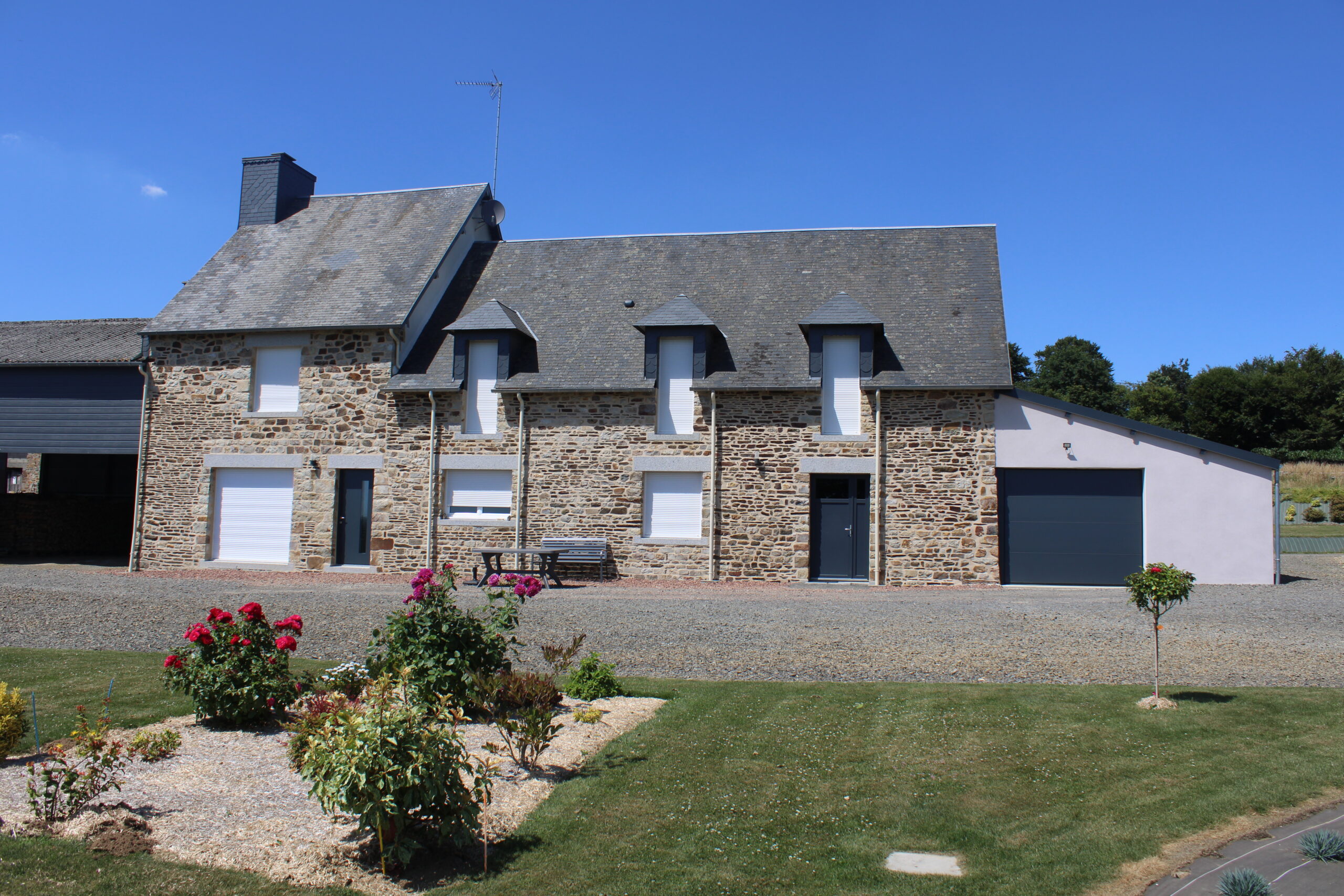 Vue depuis le jardin de la maison rénovée à Ger