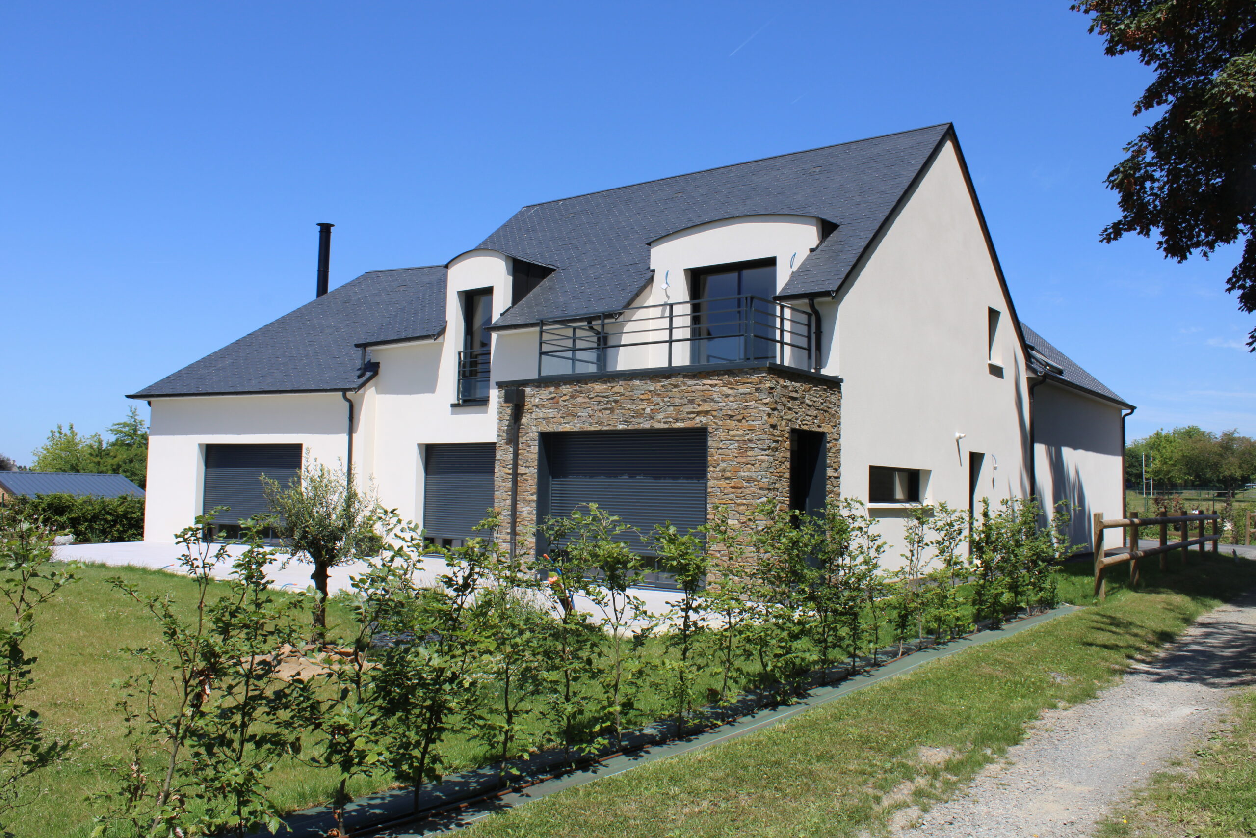 Vue de côté de la maison à Saint-Martin-des-champs