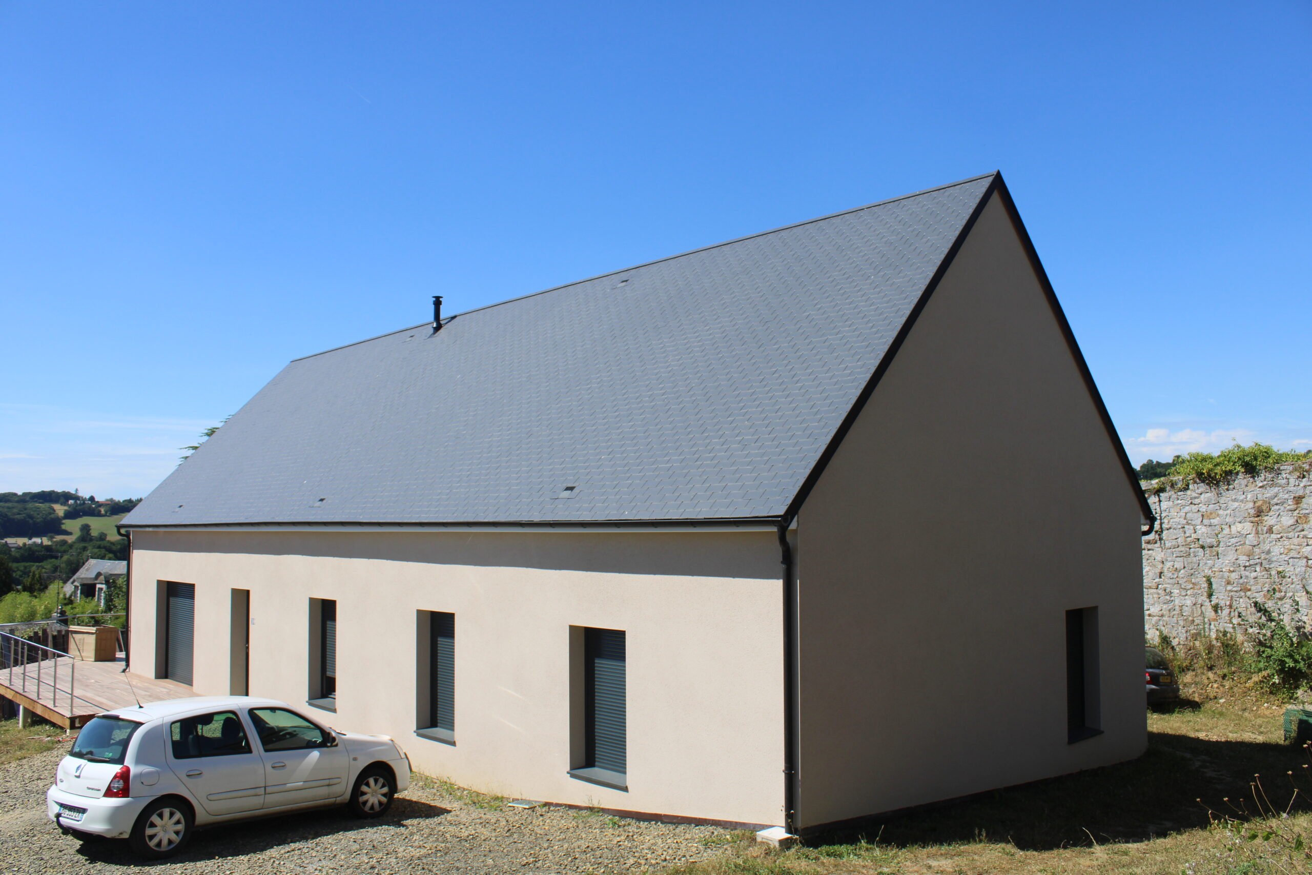 Vue en angle avant de la maison