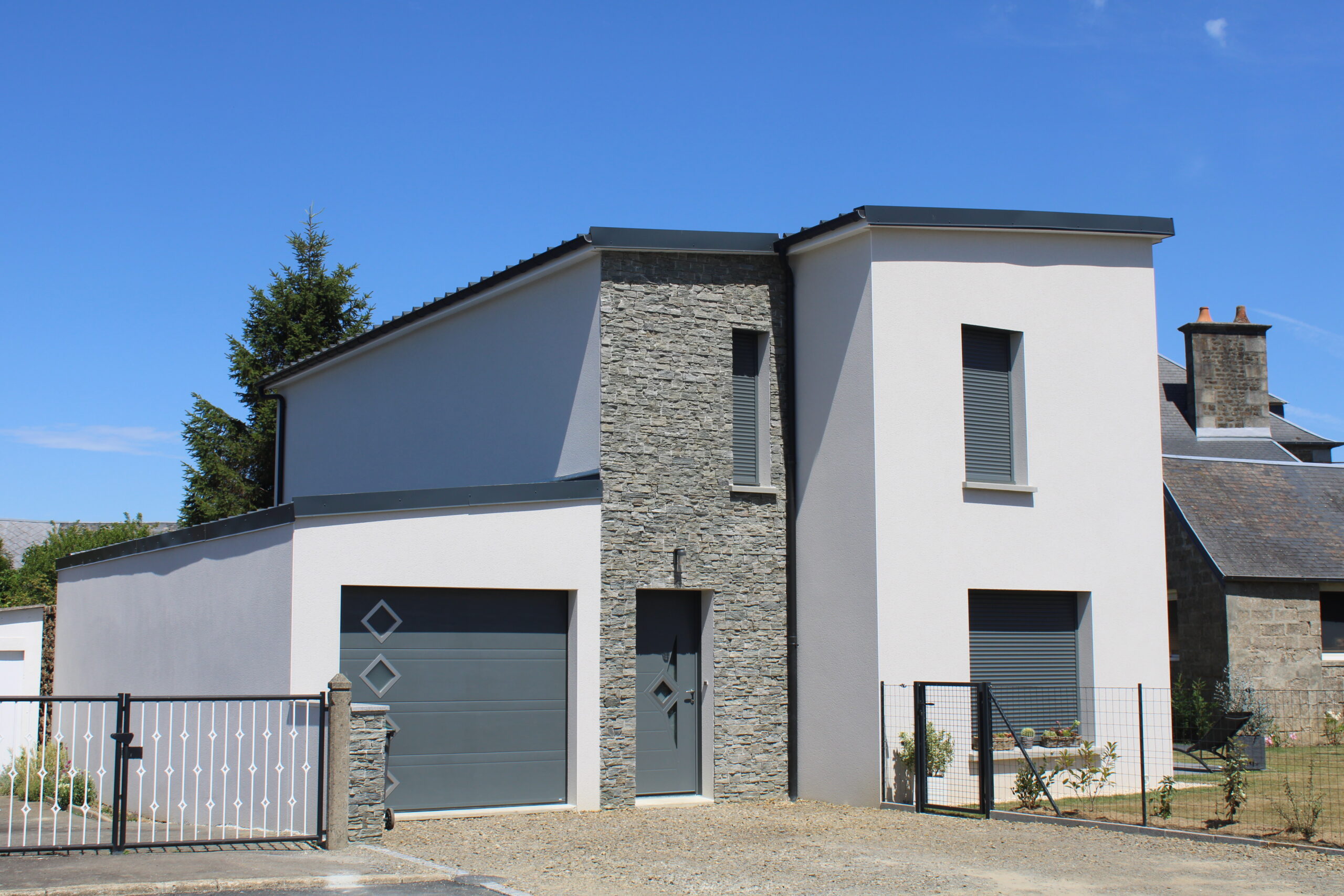 Perspective avant latérale gauche de la maison à Vire