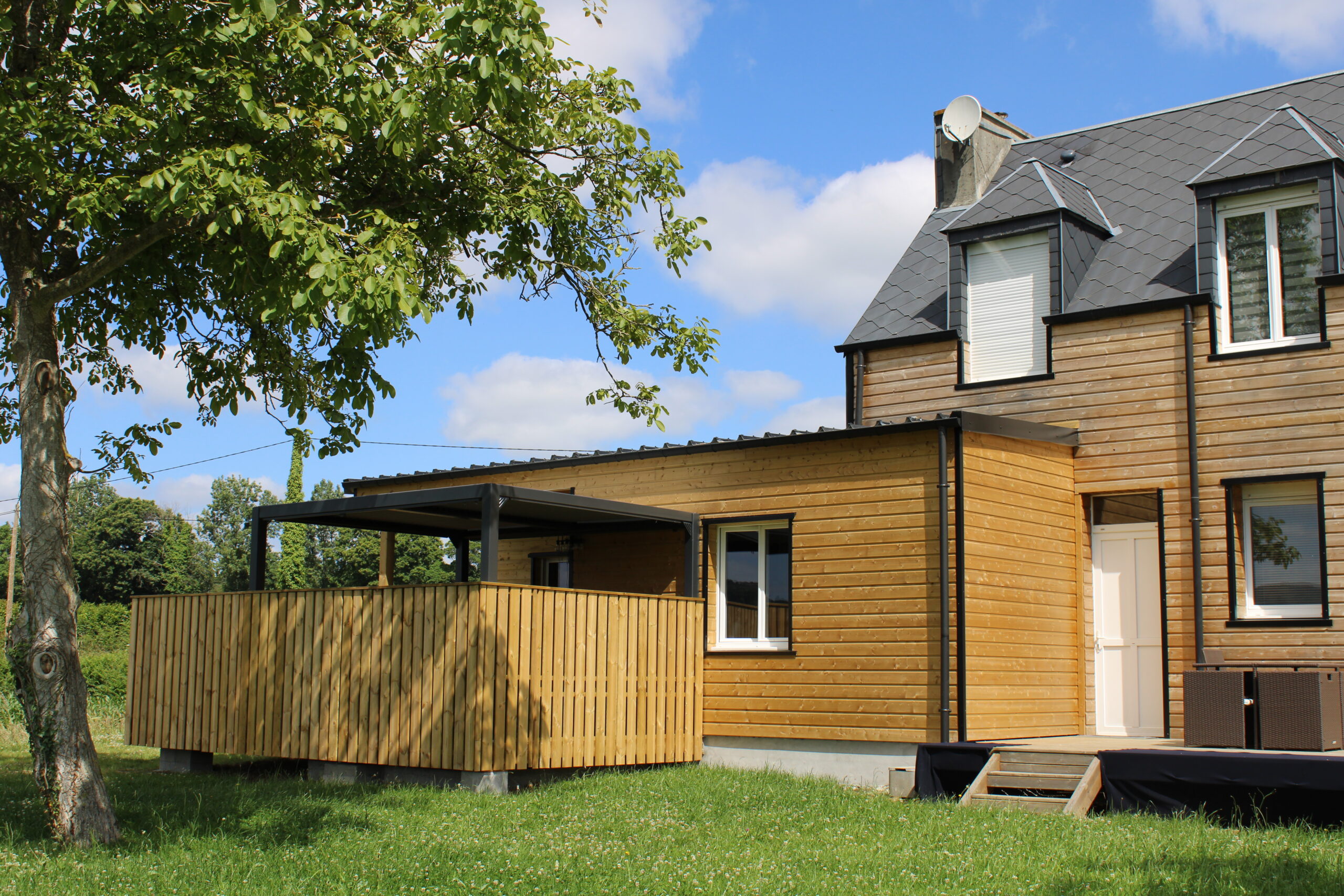 Vue de l'arrière du bâtiment à Chérencé-le-Roussel