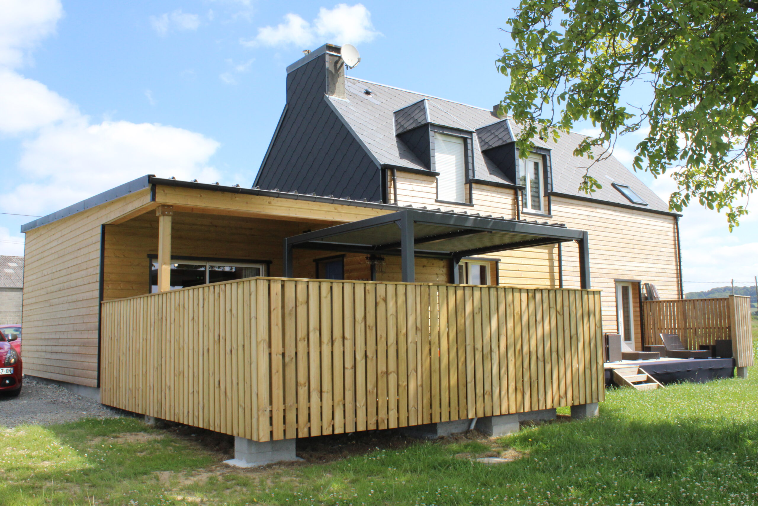 Vue en angle arrière du bâtiment à Chérencé-le-Roussel