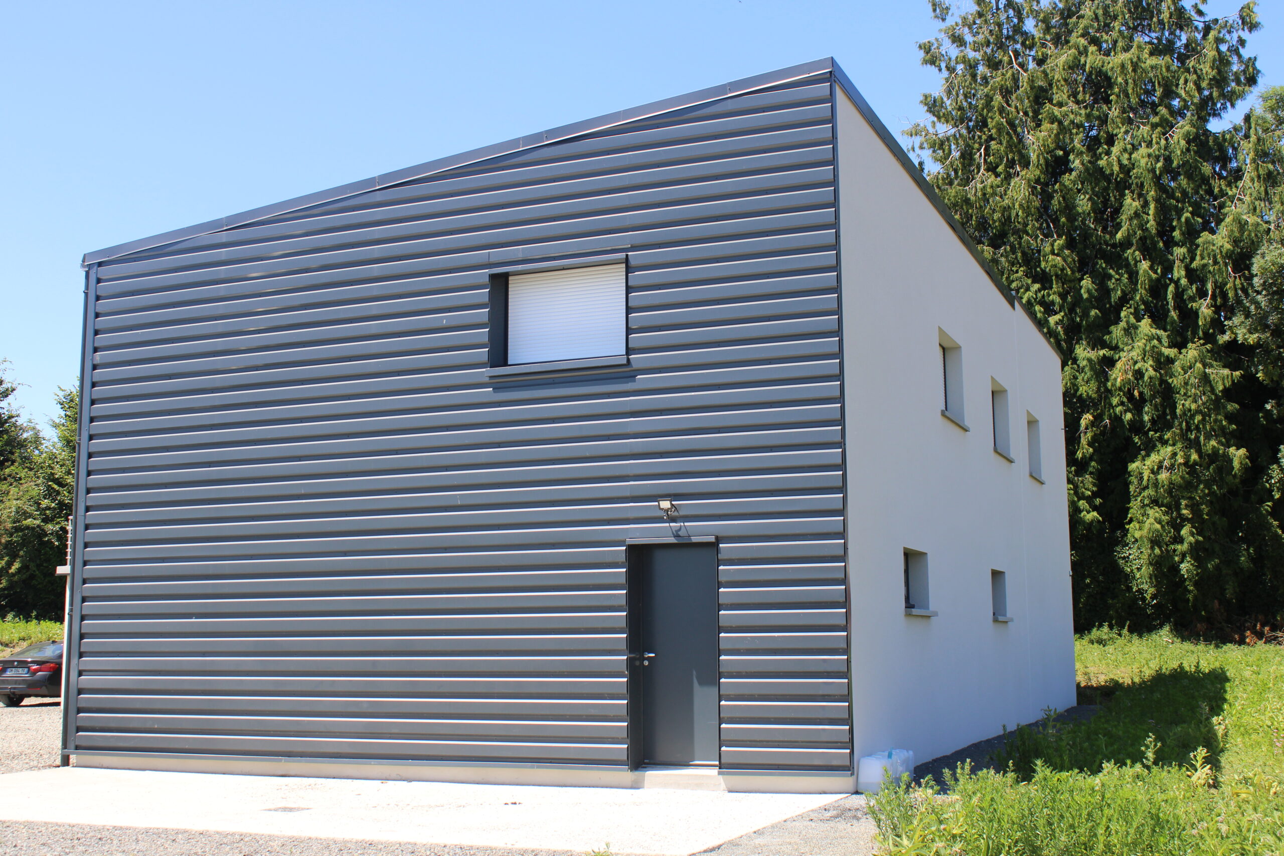 Vue en angle arrière du bâtiment